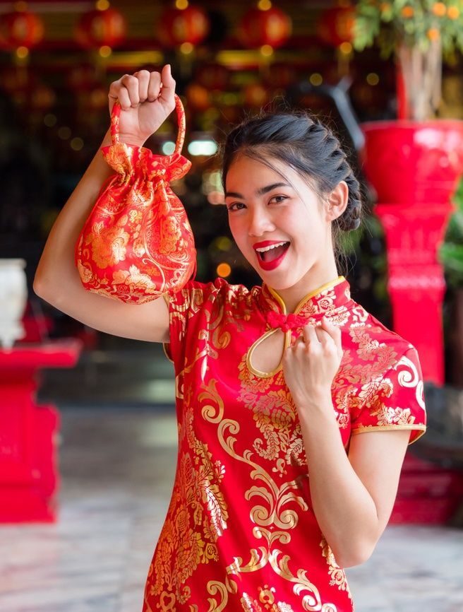 ผู้หญิงสวมชุดกี่เพ้า ทำผมเทศกาลตรุษจีน