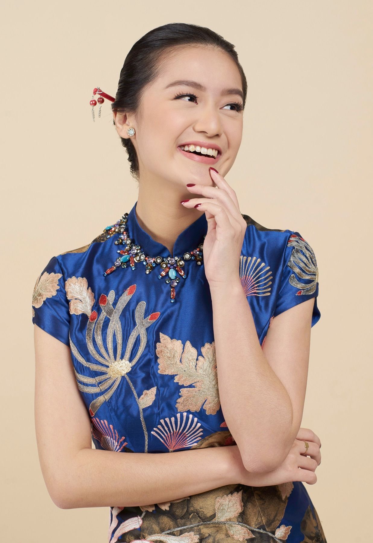 ผู้หญิงสวมชุดกี่เพ้า ทำผมเทศกาลตรุษจีน