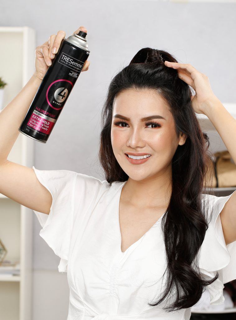 ผู้หญิงเอเชียผมยาว ผมหางม้าครึ่งหัวสูงๆ