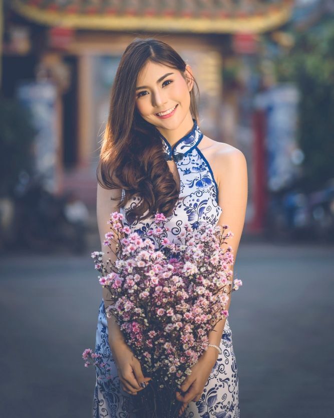 ผู้หญิงสวมชุดกี่เพ้า ทำผมเทศกาลตรุษจีน