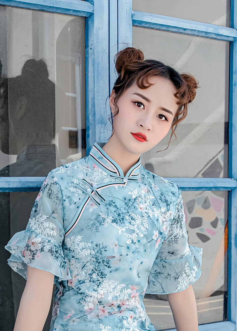 ผู้หญิงเอเชียผมยาว มัดจุก ทรงผมตรุษจีน