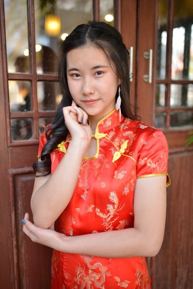 ผู้หญิงสวมชุดกี่เพ้า ทำผมเทศกาลตรุษจีน