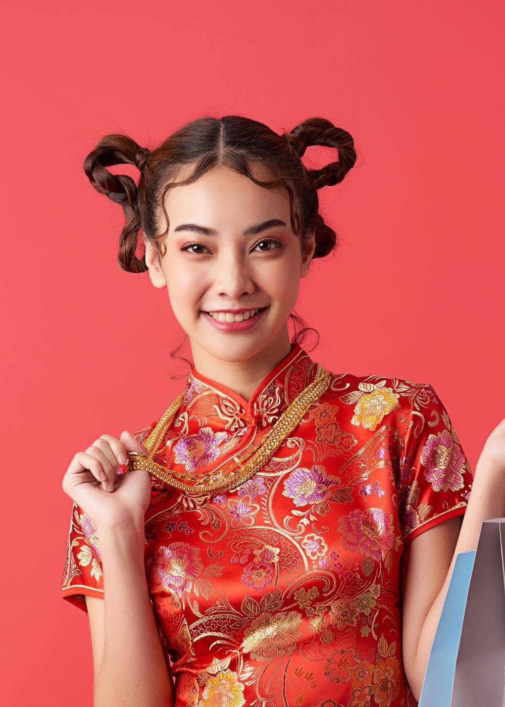 ผู้หญิงเอเชียผมยาว ถักเปีย ทรงผมตรุษจีน