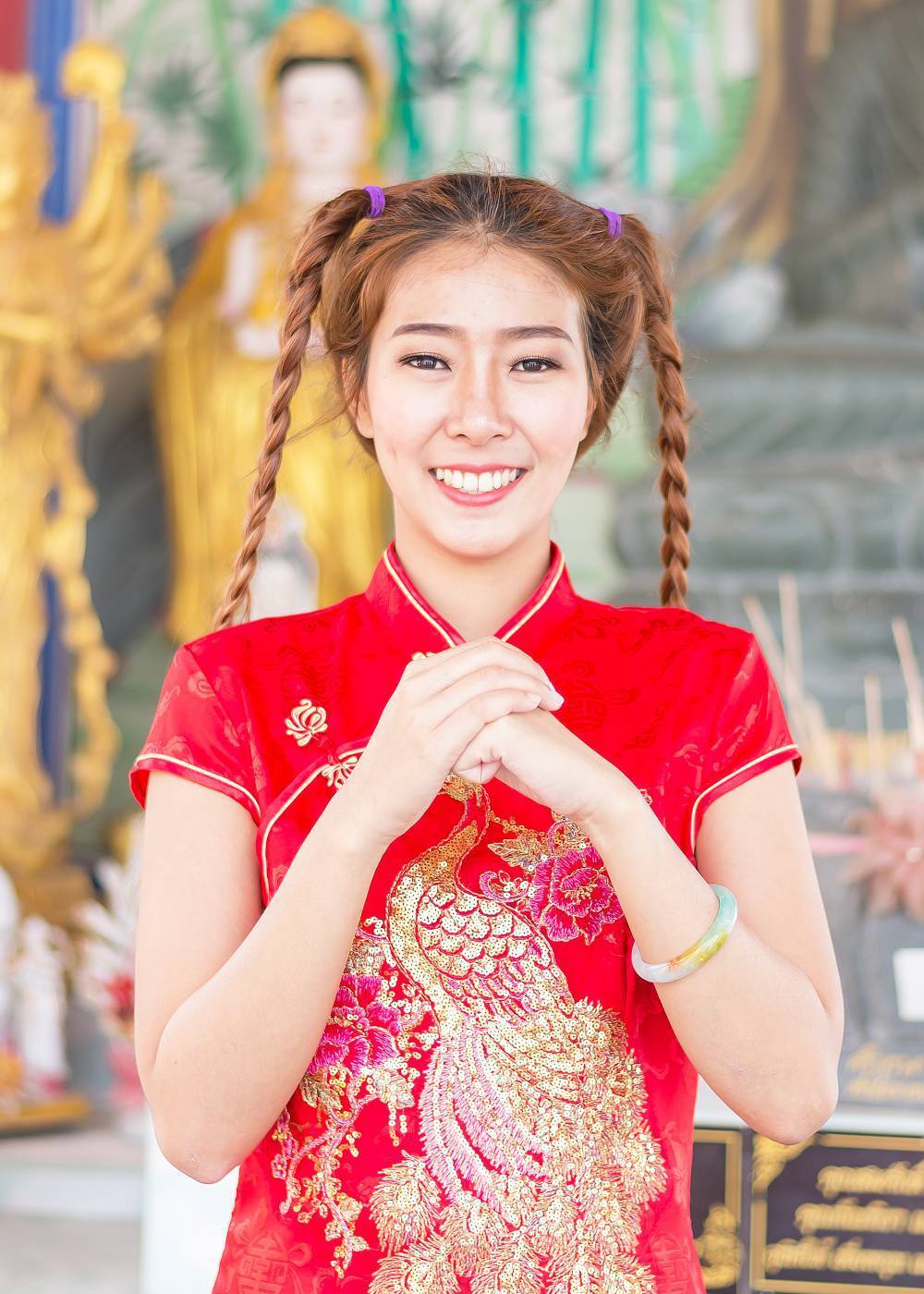 ผู้หญิงเอเชียผมยาว ถักเปีย ทรงผมตรุษจีน