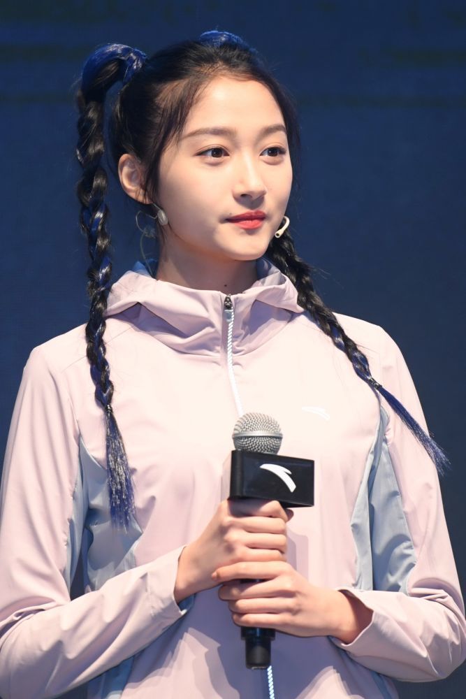 ผู้หญิงเอเชีย ผมดำยาว ถักเปียคู่ ทรงผมตรุษจีน