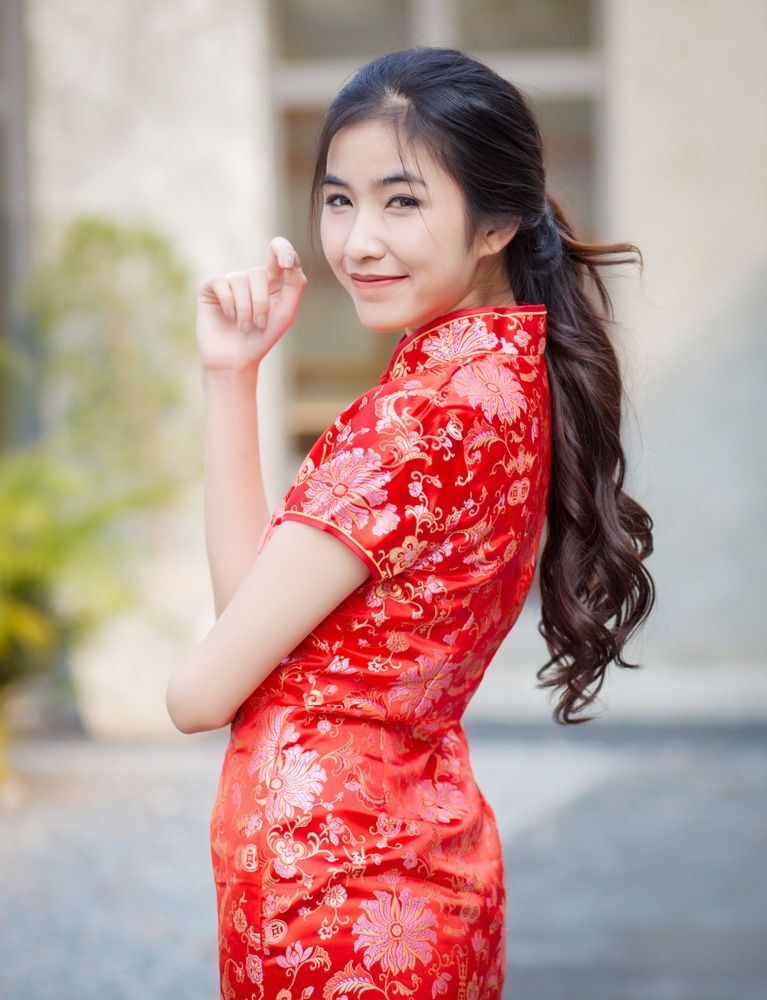 ผู้หญิงสวมชุดกี่เพ้า ทำผมเทศกาลตรุษจีน