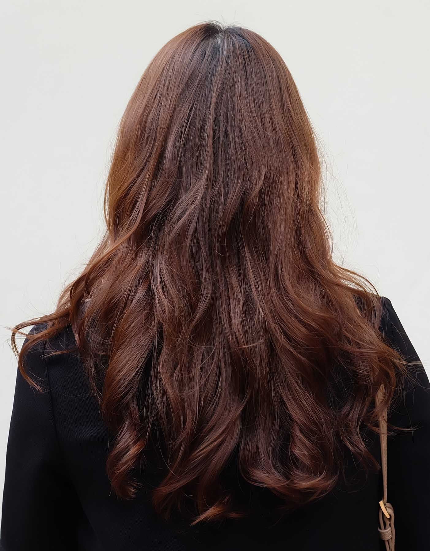 ผมสีน้ำตาลเข้ม