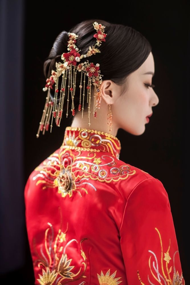 ผู้หญิงเอเชีย ผมดำยาว เกล้าผมและติดเครื่องประดับแบบจีน ทรงผมตรุษจีน