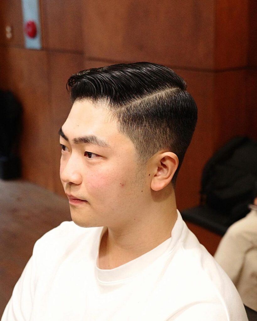 ผู้ชายฝรั่ง ไว้ผมสั้น ผมสีดำ  ทำ ทรงผมหวีเสย  ชื่อ ทรง ผม ชาย