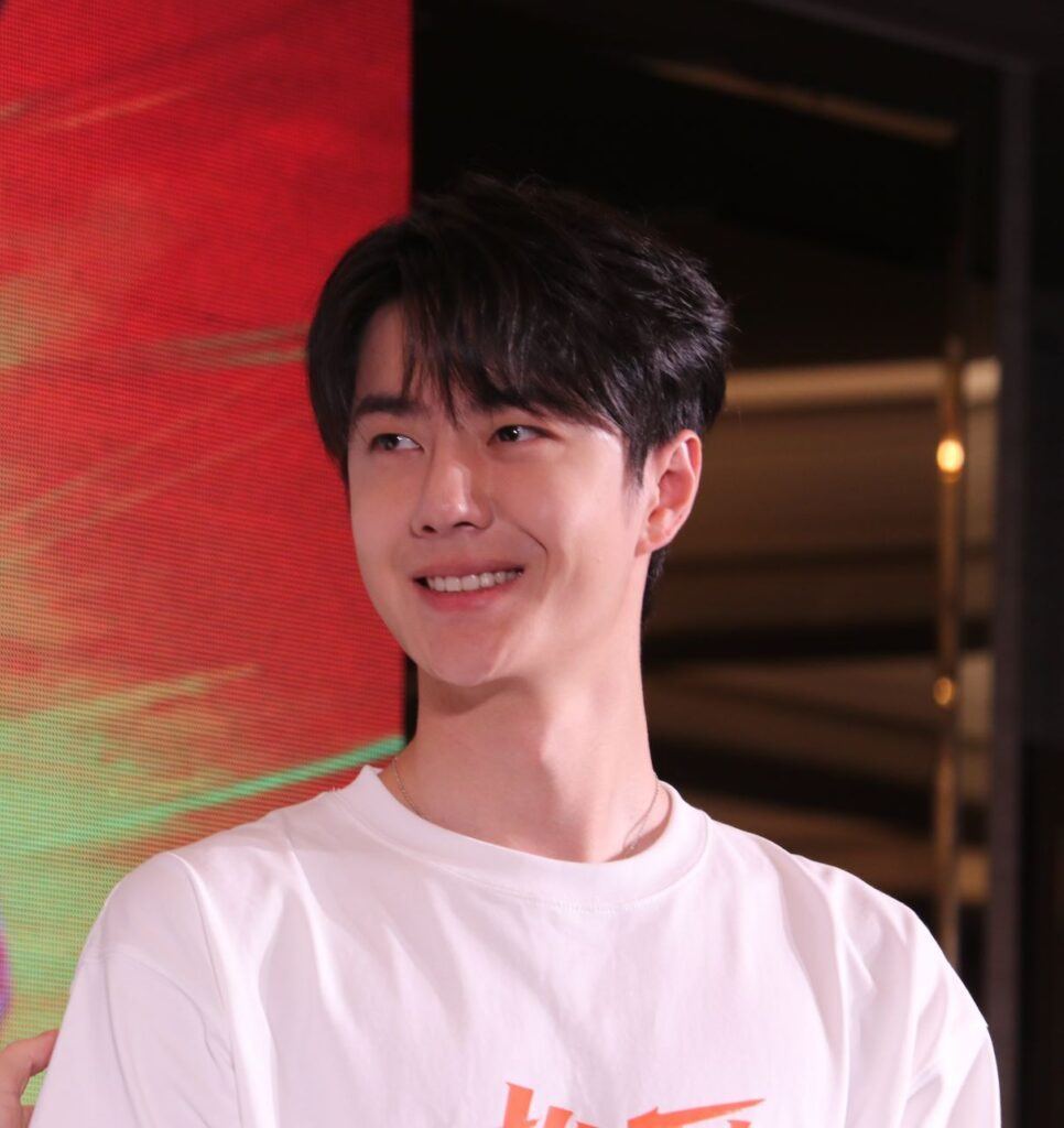 หวังอี้ป๋อ ไว้ผมสีดำ  ทำ ทรงผมทูบล็อก   ชื่อ ทรง ผม ชาย