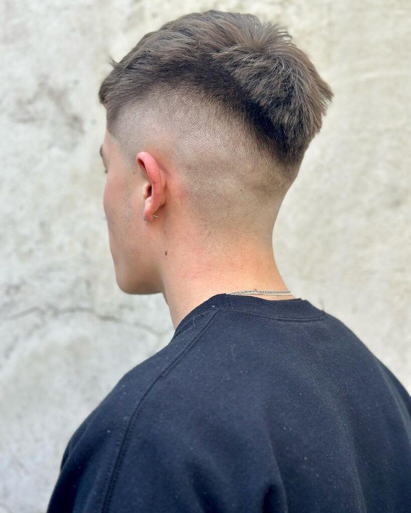 ผู้ชายเอเชีย หันหลัง โชว์ทรงผมผู้ชาย ทรงสกินเฟด Skin fade