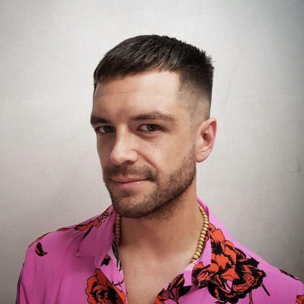 นายแบบฝรั่ง หันหน้าโชว์ ทรงผมผู้ชาย ทรงครูวฺคัต สั้นเกรียน ทรงทหาร