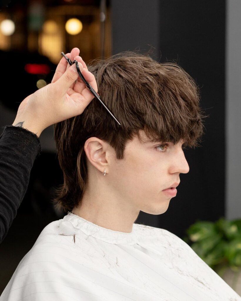 นายแบบฝรั่งชาย กำลังตัดผม ทำทรงผมผู้ชาย ทรงมัลเล็ต Mullet