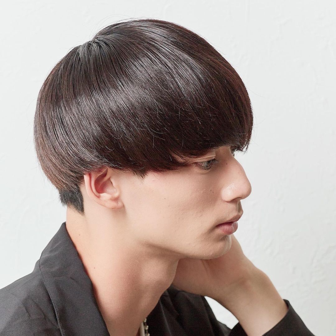 ผู้ชายเอเชีย หันข้าง ผมสีดำ ตัดผมทรงกะลา