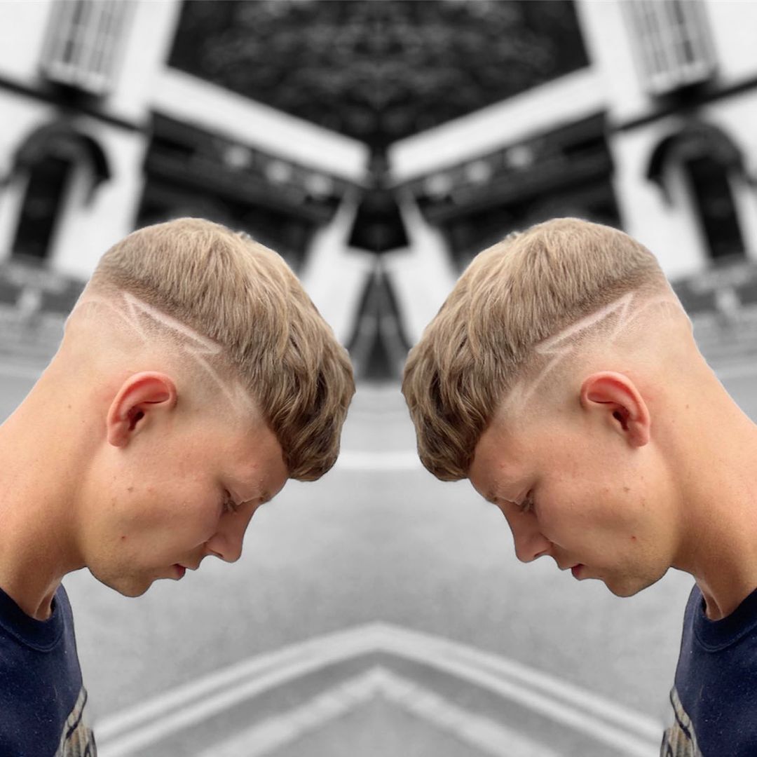 ผู้ชายฝรั่ง ก้มหน้า หันข้าง ตัดผมทรงกะลาครอบ