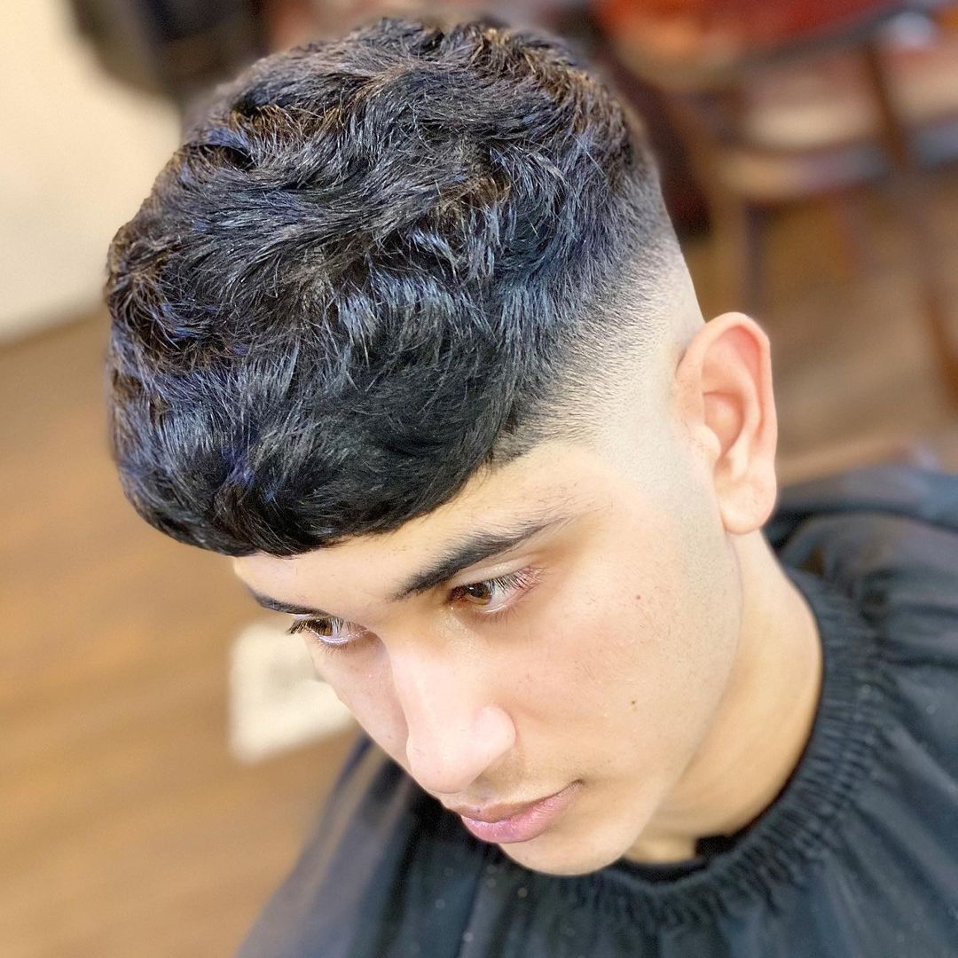 ผู้ชายฝรั่ง ผมหยิกหยักศก ตัดผมทรงโบว์คัต ไถด้านข้างเกรียน