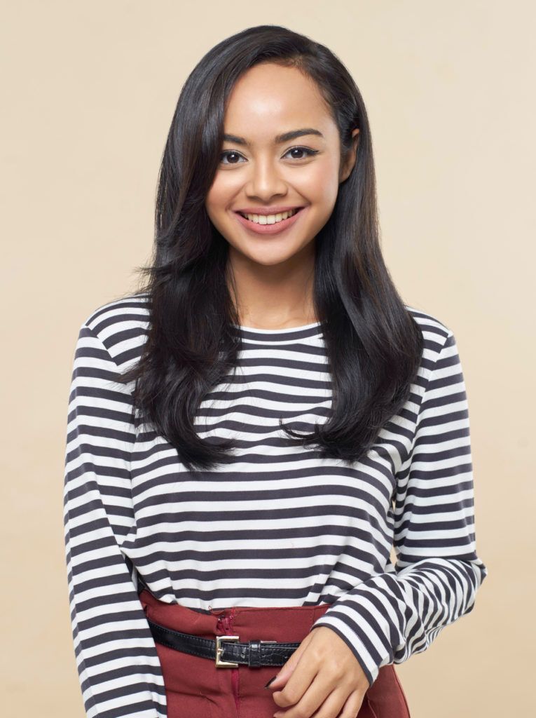 ผู้หญิง ผมดำ แสกข้าง ปล่อยยาว