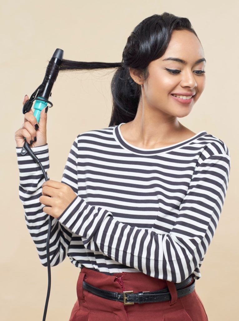 ผู้หญิง ม้วนผม ทำผมวินเทจ คาดผ้า ผูกผม