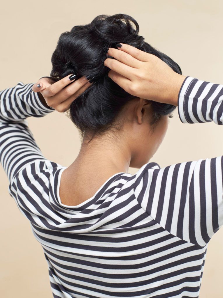 ผู้หญิง ติดกิ๊บ เก็บช่อผมด้านหลังทำผมวินเทจ คาดผ้าผูกผม