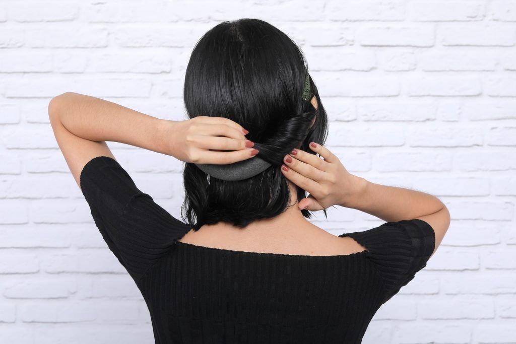 ผู้หญิงเอเชียผมสั้นกำลังสวมผมเฮดแบนด์ สาธิต วิธีเกล้าผมสั้น