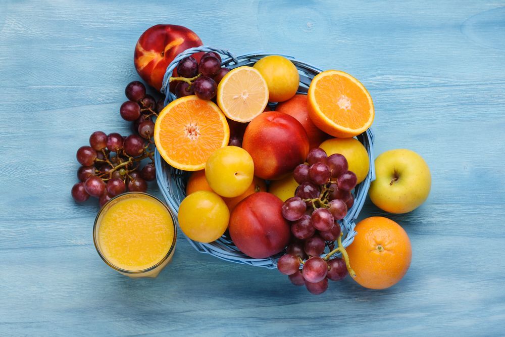 ตะกร้าใส่ผลไม้หลากชนิดมีทั้งส้ม แอปเปิ้ล องุ่น เลมอน ผลไม้ช่วยบำรุงผิว