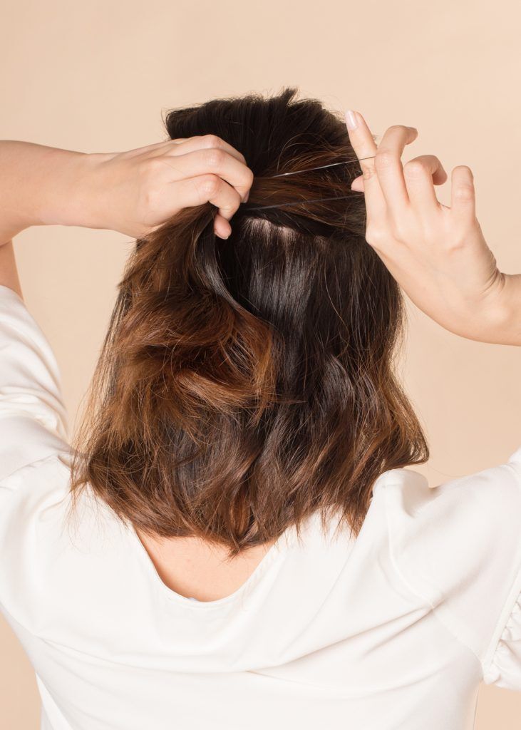 ผู้หญิงเอเชีย ผมสั้นประบ่า สาธิตวิธีทำผม ถักเปียก้างปลาครึ่งหัว