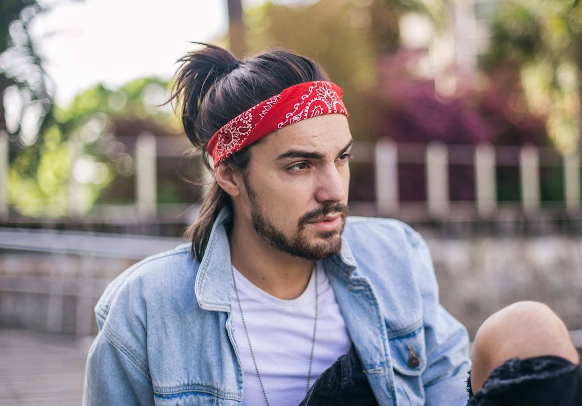 ผมแมนบันคาดผ้า bandana (Credit: Rex by Shutterstock)