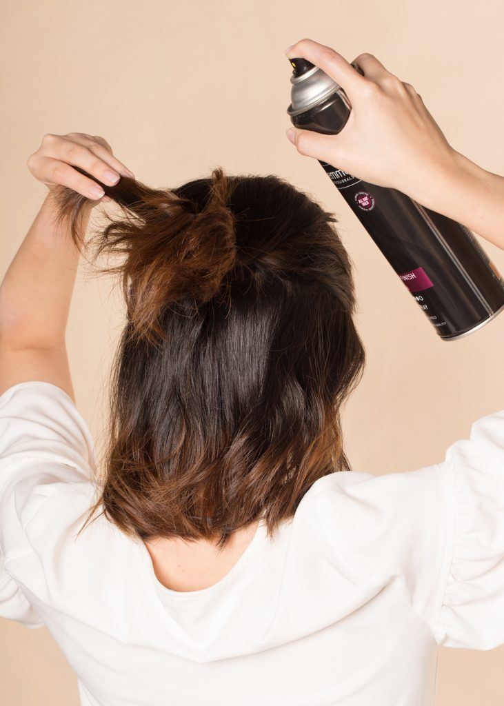 ผู้หญิงเอเชีย ผมสั้นประบ่า สาธิตวิธีทำผม ถักเปียก้างปลาครึ่งหัว