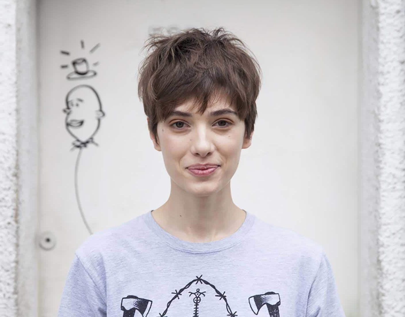 ผู้หญิงผมสั้นพิกซี่คัต ผมหยักศกสั้น