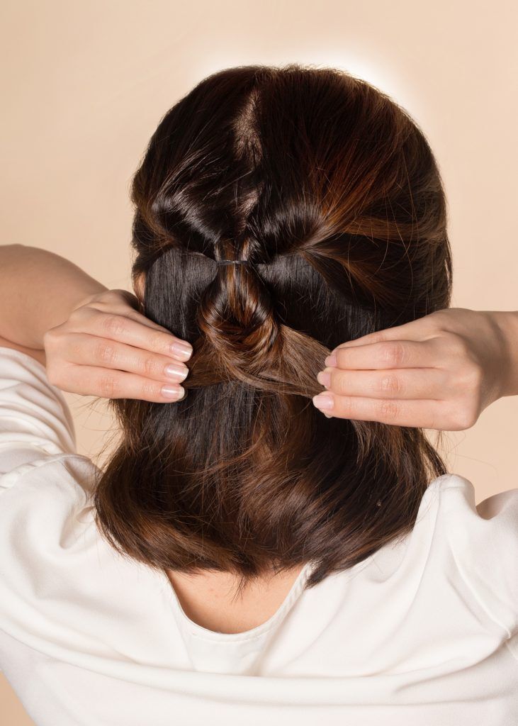 ผู้หญิงเอเชีย ผมสั้นประบ่า สาธิตวิธีทำผม ถักเปียก้างปลาครึ่งหัว