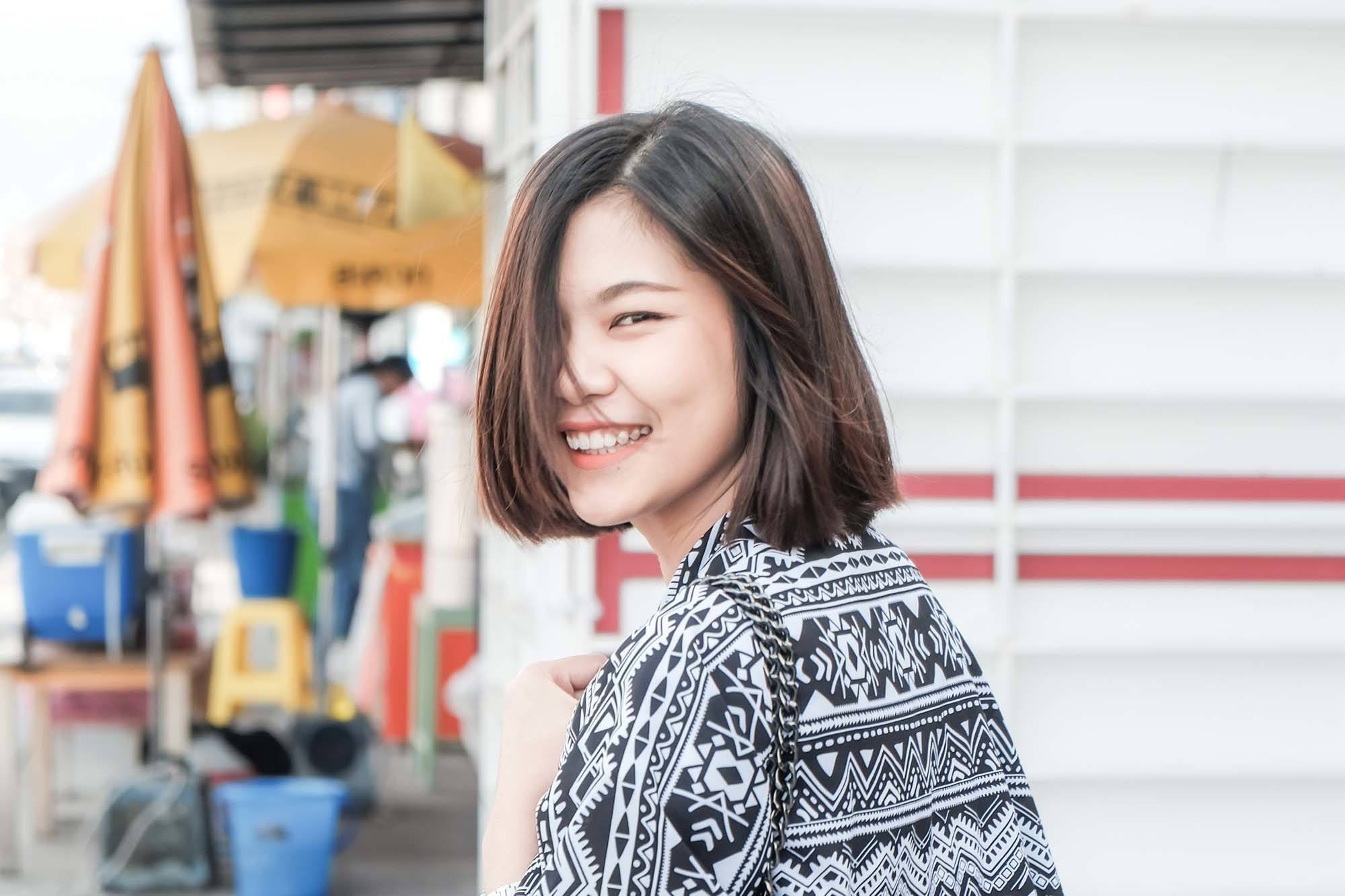 ผู้หญิงเอเชีย ผมบ๊อบสั้น ผมตรง ยืดผม