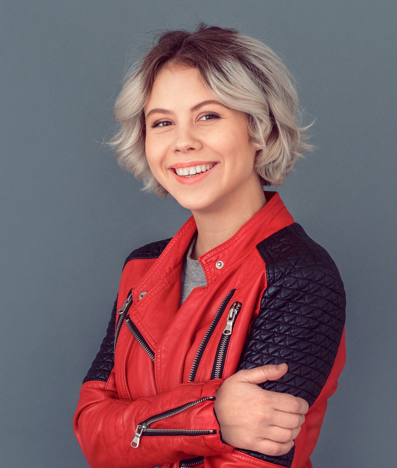 ผมสั้นลอนใหญ่ (Credit : Shutterstock)