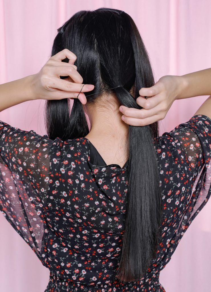 ผู้หญิงเอเชียผมยาวสีดำ กำลังมัดผม