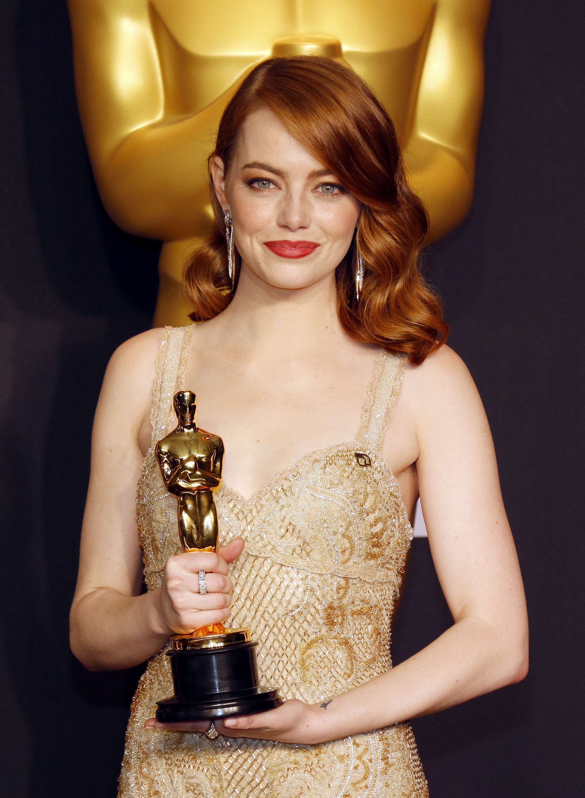 เอ็มม่า สโตน กับทรงผมดัดลอนแบบฮอลลีวูด (Credit: Rex by Shutterstock)