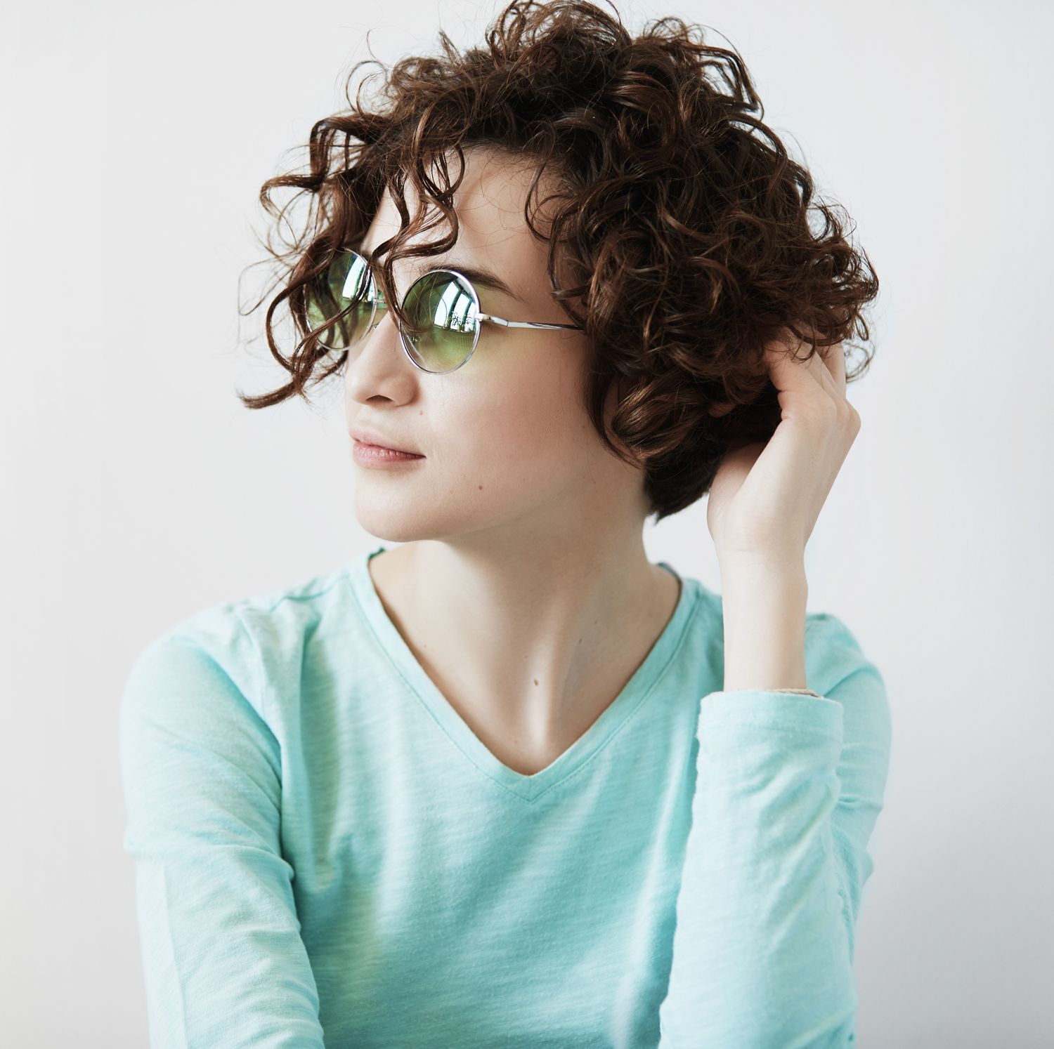 ผมสั้นลอนเล็ก (Credit : Shutterstock)