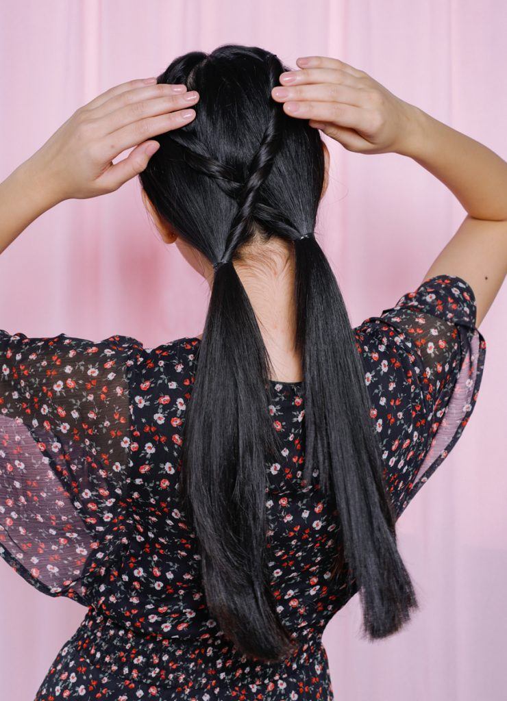 ผู้หญิงเอเชียผมยาวสีดำ ทำผมเปียไขว้กัน