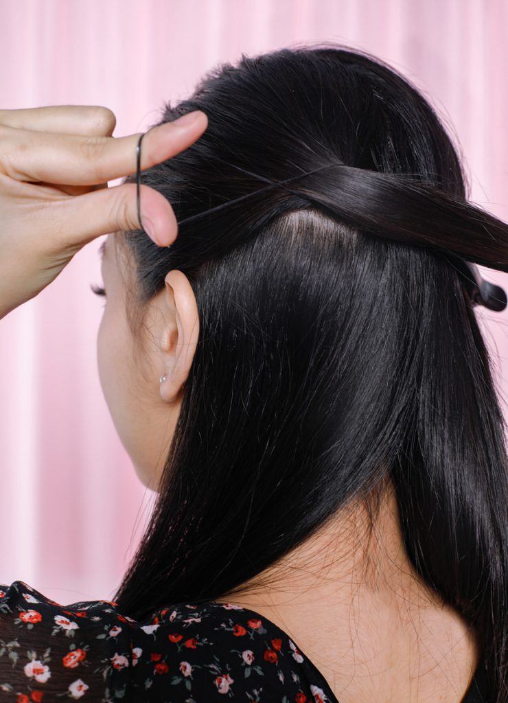 ผู้หญิงเอเชียผมยาวสีดำ กำลังมัดผม