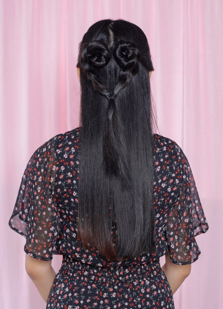 ผู้หญิงเอเชียผมยาวสีดำ ถักผมเปียรูปหัวใจ