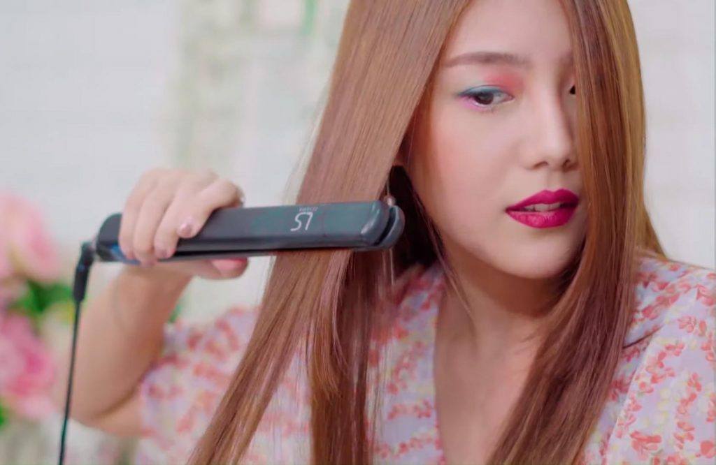 ผู้หญิง กำลังหนีบผม ทำทรงผม Sunmi Lalalay 