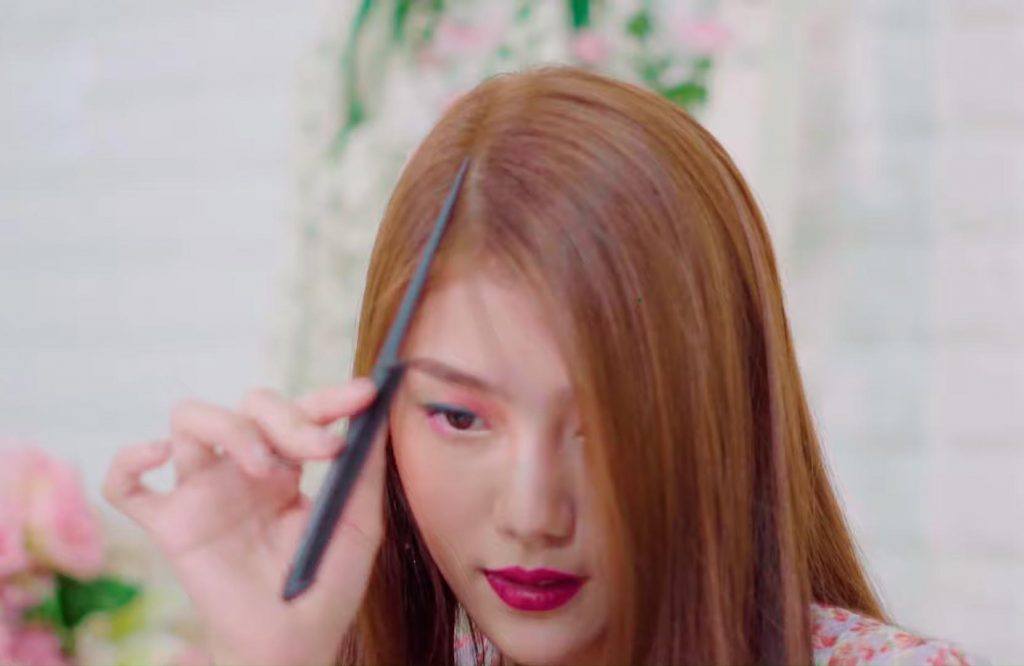 ผู้หญิง เอเชียผมยาว กำลังใช้หวีแสกข้างผม ทำทรงผม Sunmi Lalalay