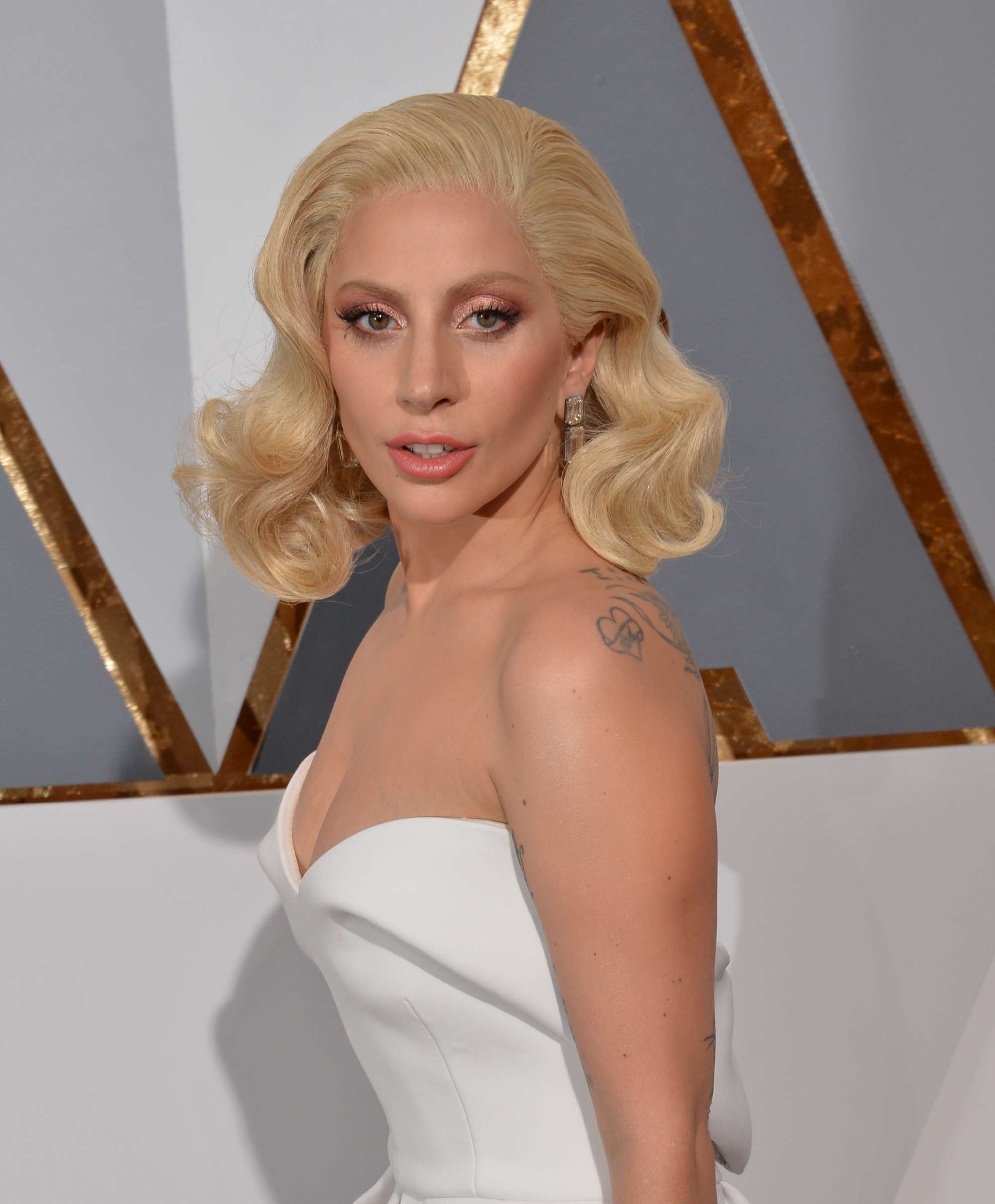 ทรงผมม้วนลอนวินเทจของเลดี้ กาก้า  (Credit: Rex by Shutterstock)