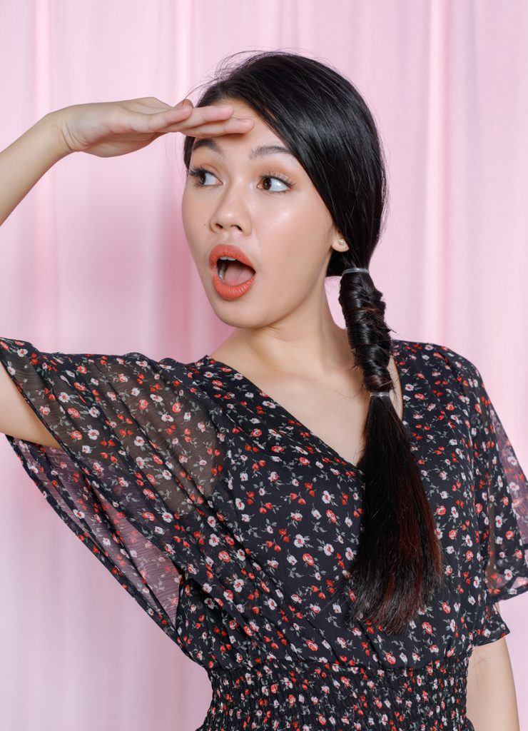 ผู้หญิงเอเชียผมยาวสีดำ ถักผมเปียก้างปลา