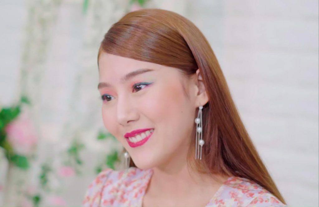 สาวเอเชีย ยิ้ม ทำทรงผม Sunmi Lalalay