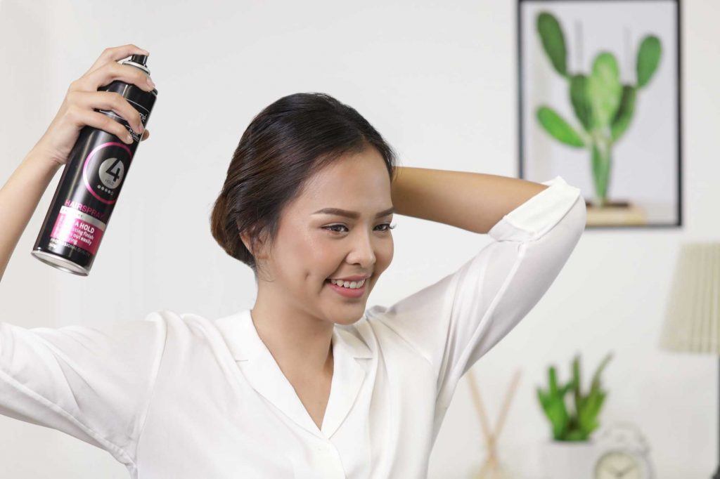 ผู้หญิงเอเชียผมยาวประบ่าสีดำ กำลังฉีดสเปรย์