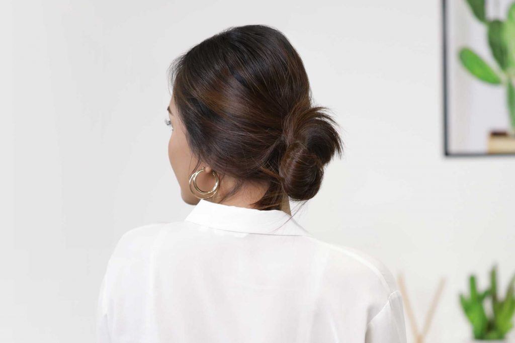 ผู้หญิงเอเชียผมยาวประบ่าสีดำ มัดผมประบ่า