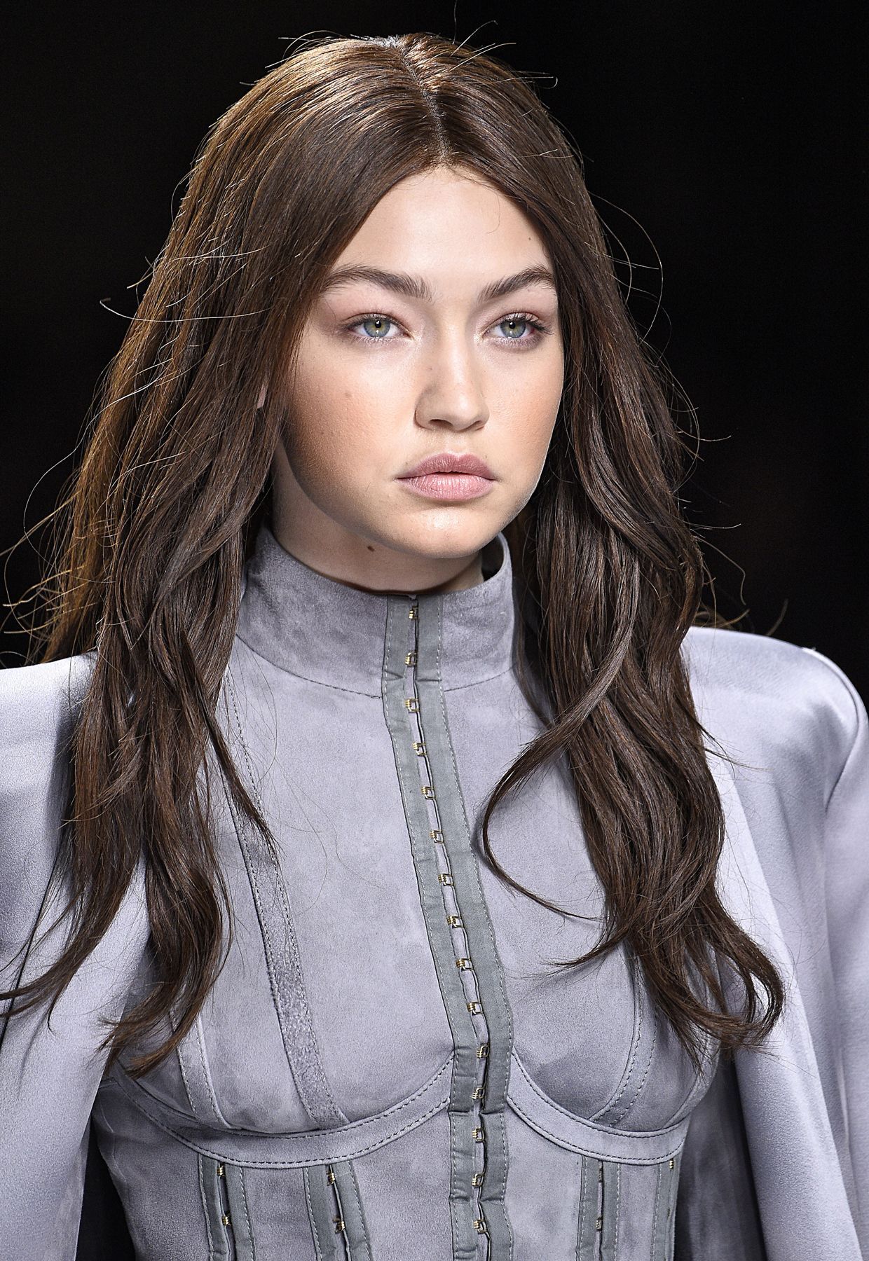 ผมสีน้ำตาลเข้ม (Credit: Rex by Shutterstock)