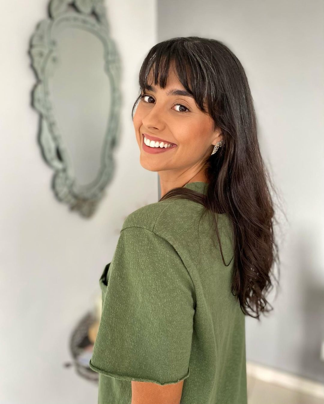 ผู้หญิงฝรั่ง ผมยาว ดัดลอน ผมสีน้ำตาลเข้ม ทรงผมผู้หญิงวัย 50 ปี