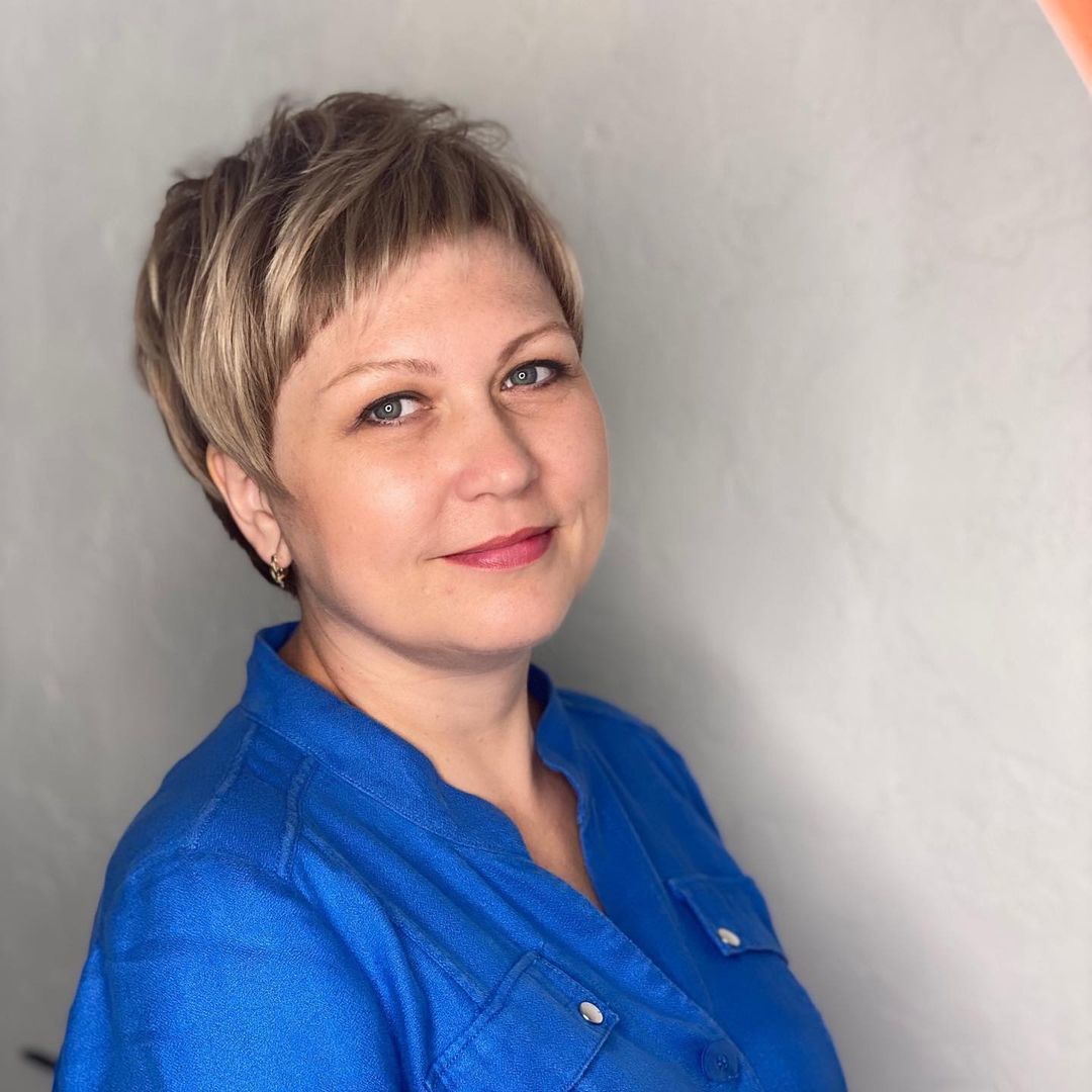 ผู้หญิงฝรั่ง ผมสั้น พิกซี่คัต ผมสีบลอนด์ ทรงผมผู้หญิงวัย 50 ปี