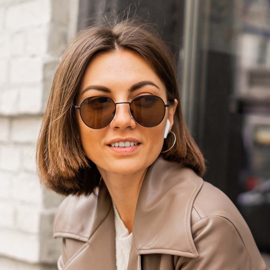 ผู้หญิงฝรั่ง ผมบ๊อบประบ่า ผมสีน้ำตาลเข้ม ทรงผมผู้หญิงวัย 50 ปี