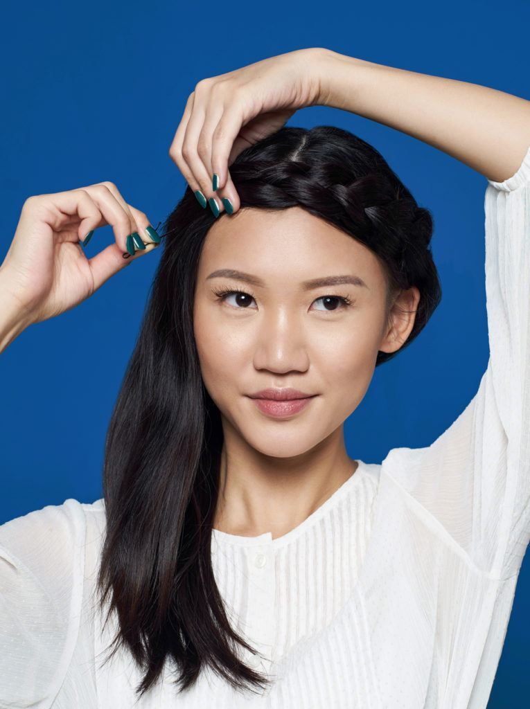 ผู้หญฺิงผมยาว ถักเปียมงกุฎ เปียรอบหัว เปียคาดหัว